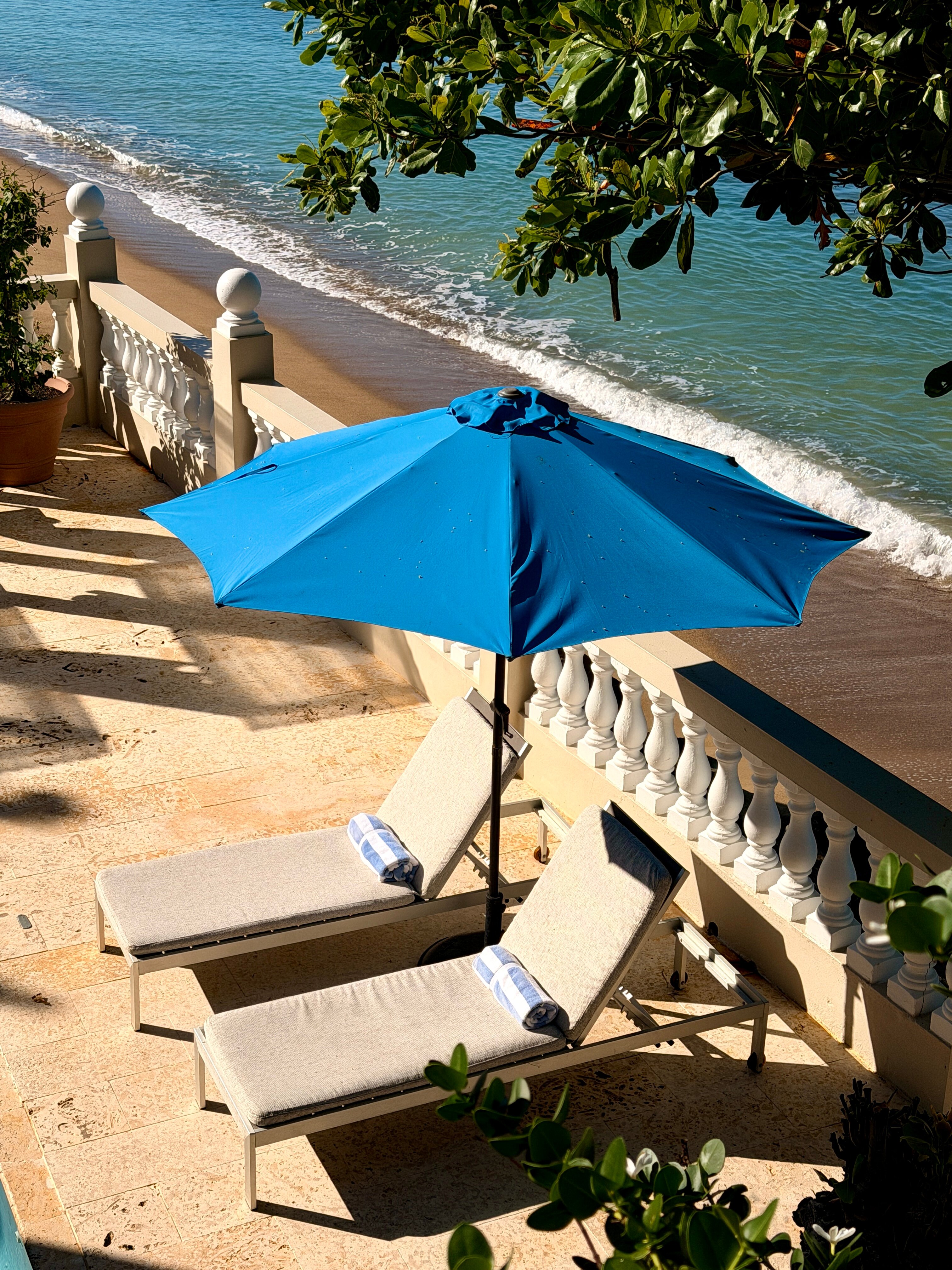 Tres Sirenas Beach Inn-泳池