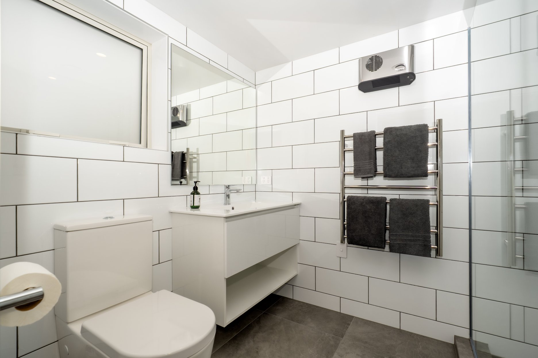 Colonial Manor Motel-浴室