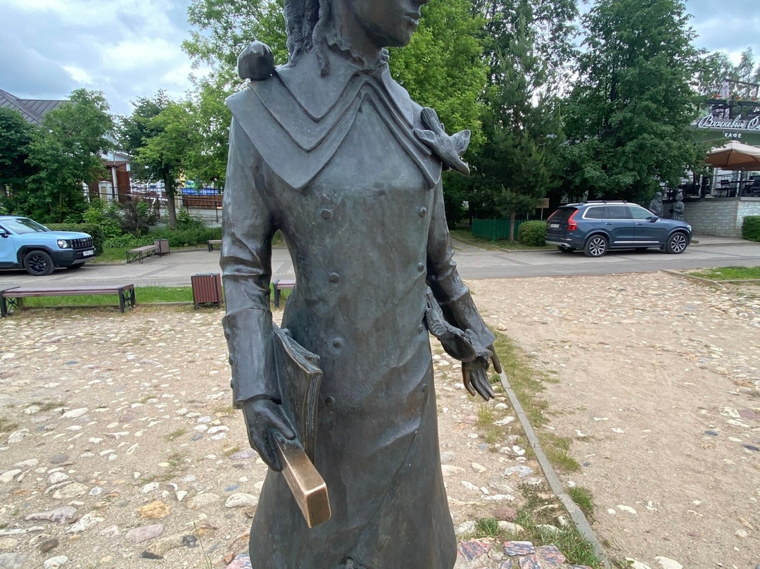 Sculpture the Teacher-Dmitrov必去景点