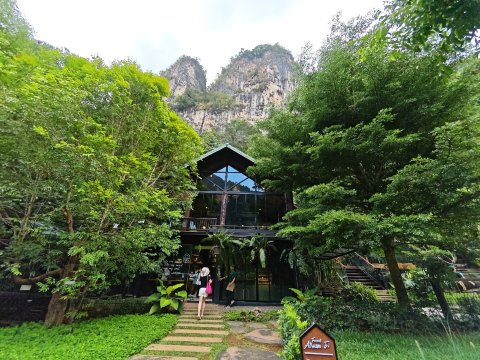 Into The Forest Resort-旅行者