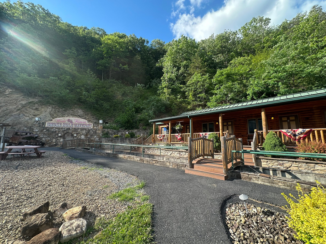Smoke Hole Caverns & Log Cabin Resort主图