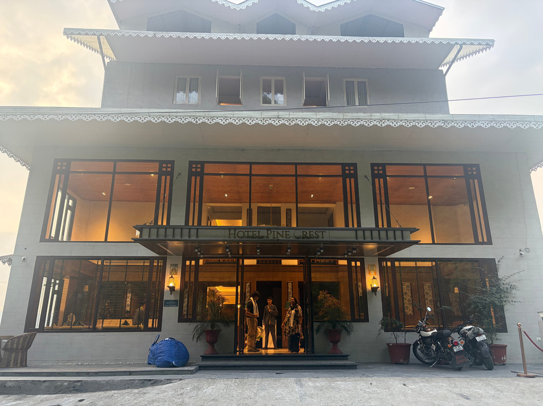 松冠酒店主图
