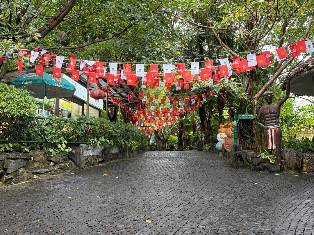 Cong Vien Suoi Khoang Nong Nui Than Tai-岘港必去景点