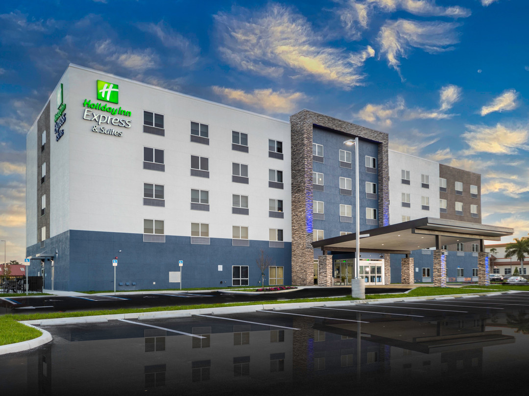 Holiday Inn Express & Suites Fort Myers Airport by IHG