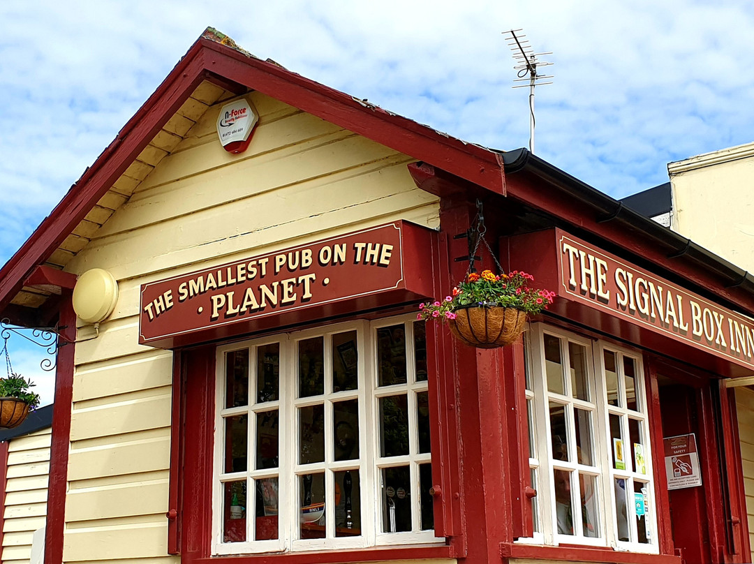 Holton Le Clay旅游景点-The Signal Box Inn