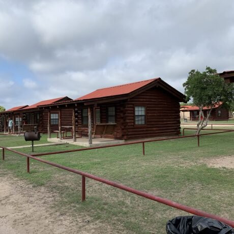Nueces River RV与小屋度假村