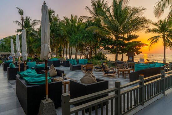 卡马拉海滩度假酒店主图