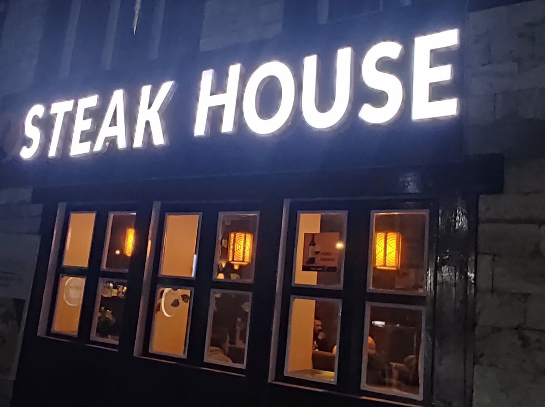 Everest Steak & Wine House