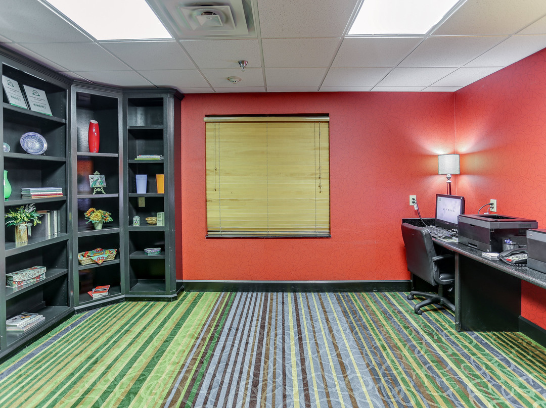 亨特维尔快捷假日&套房酒店主图