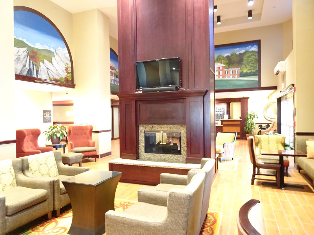 夏洛特维尔大学希尔顿恒庭旅馆&套房酒店主图