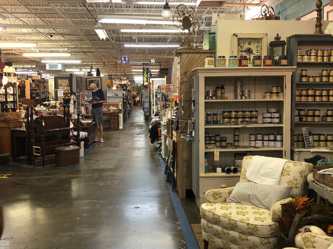 The Sleepy Poet Antiques Mall-夏洛特必去景点