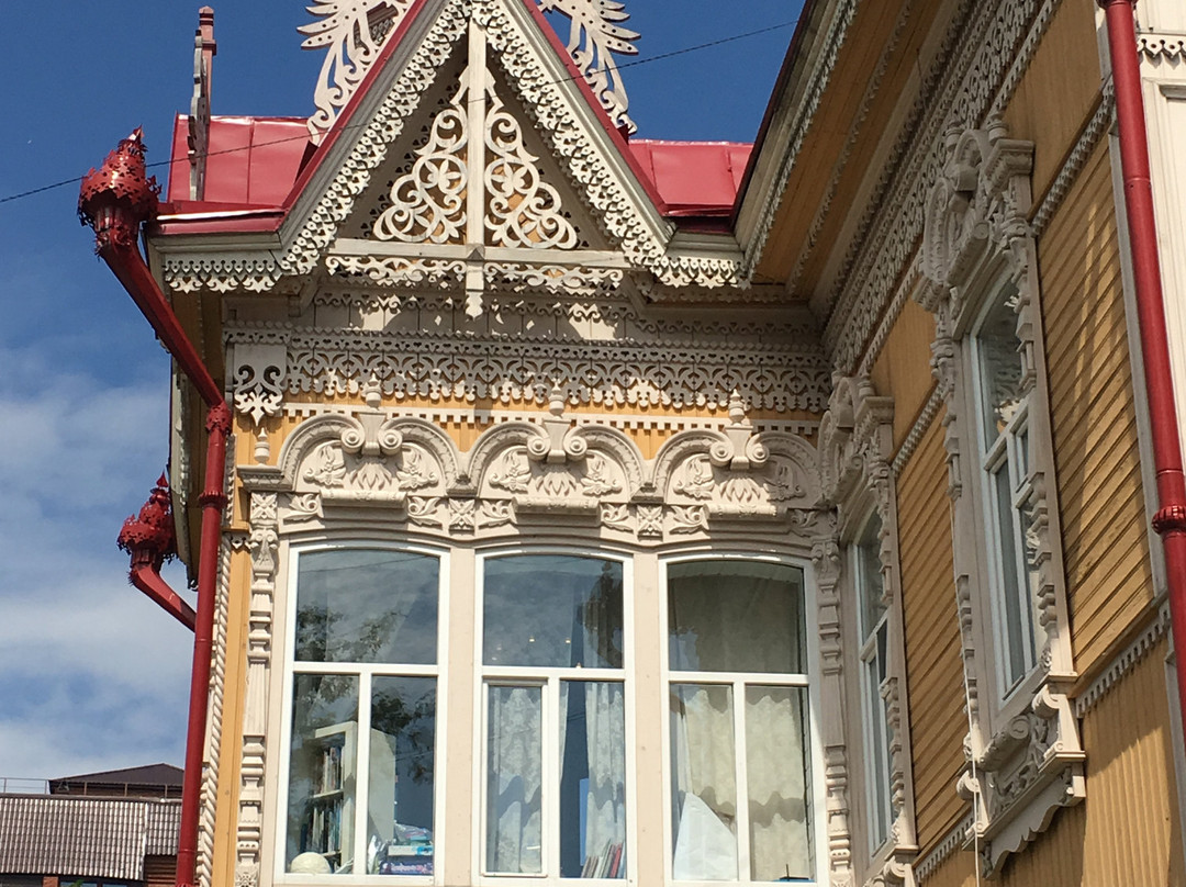House with Firebirds景点图片