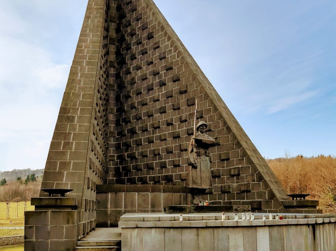The Memorial and the Cemetery of the Czechoslovak Army in Dukla-Vysny Komarnik必去景点