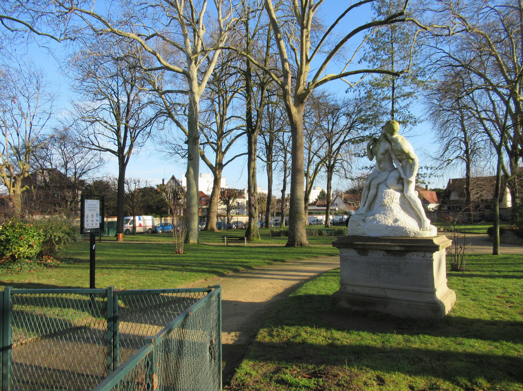 Square Victor Basch-圣莫代福塞必去景点