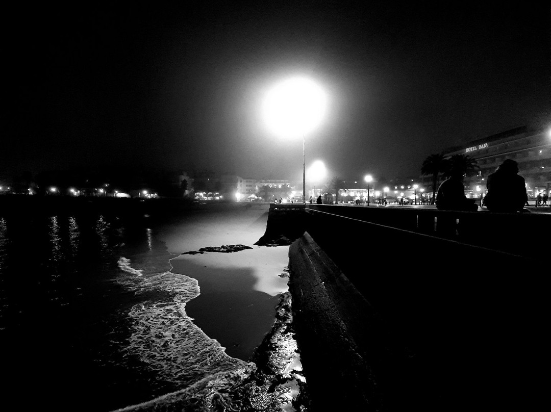 Praia da Rainha景点图片