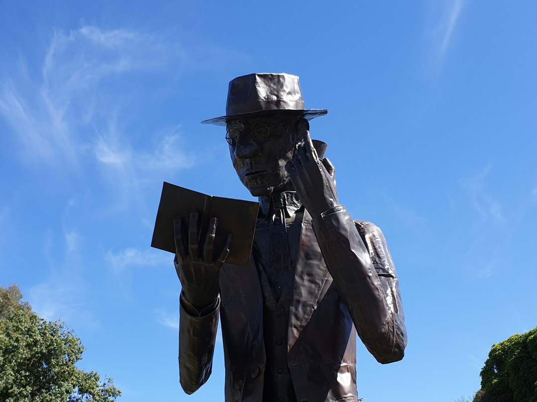 CJ Dennis Statue景点图片