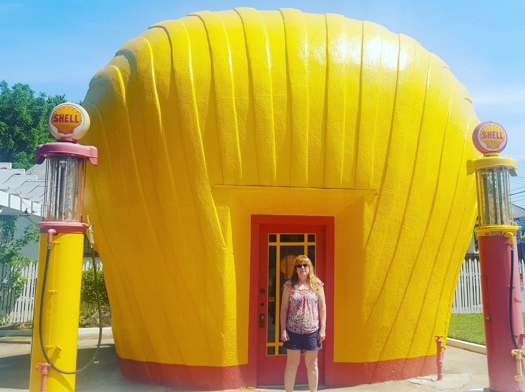 Shell-shaped Gas Station景点图片