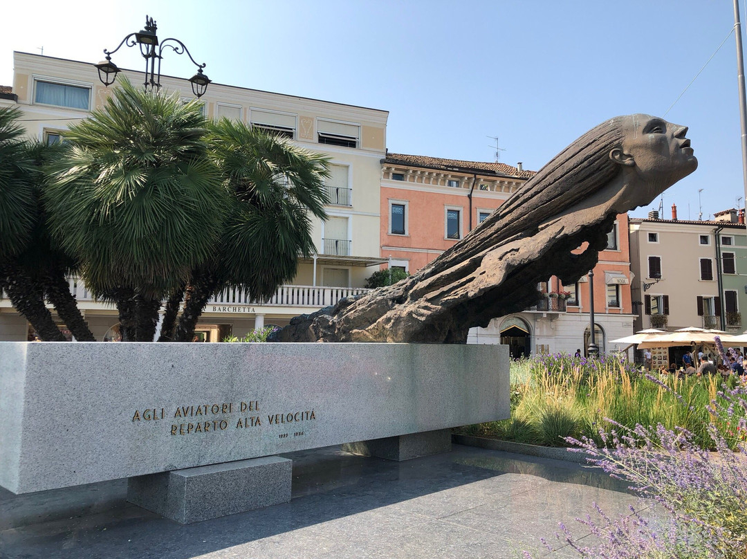 Monumento agli Aviatori del Reparto Alta Velocita-代森扎诺-德尔加达必去景点