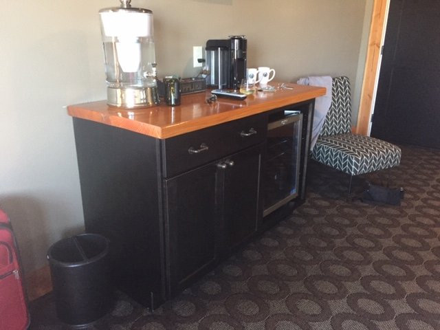 At The Helm Hotel and Pub主图