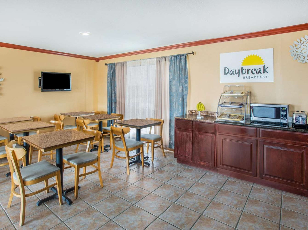 Days Inn by Wyndham Crowley主图