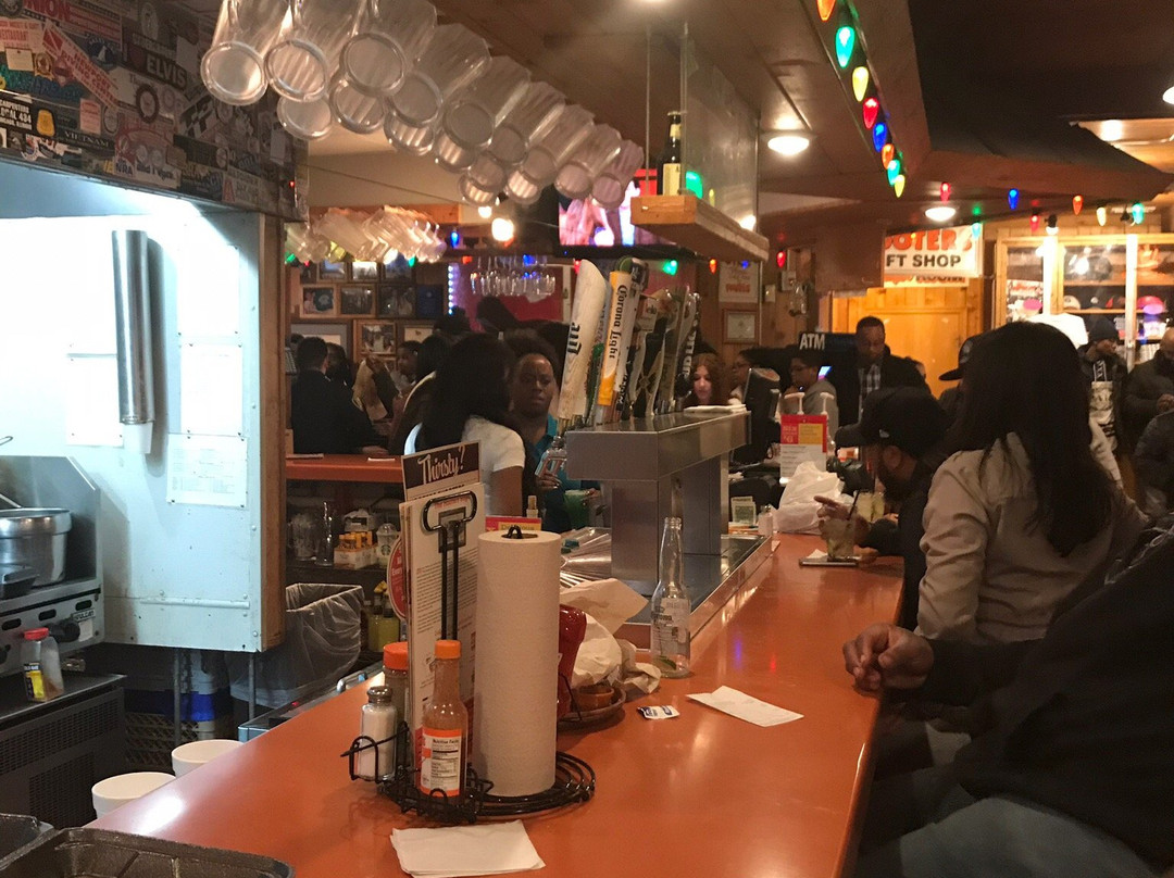 Hooters - Lansing