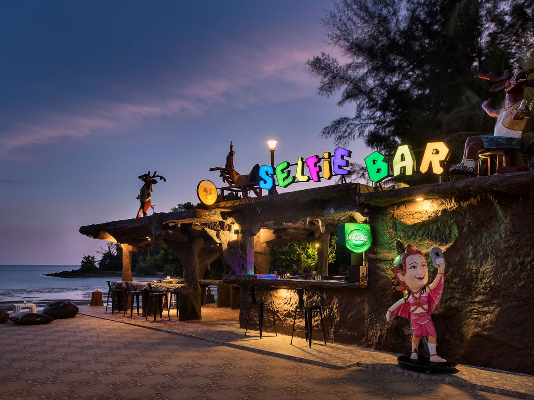 Selfie Bar & Restaurant