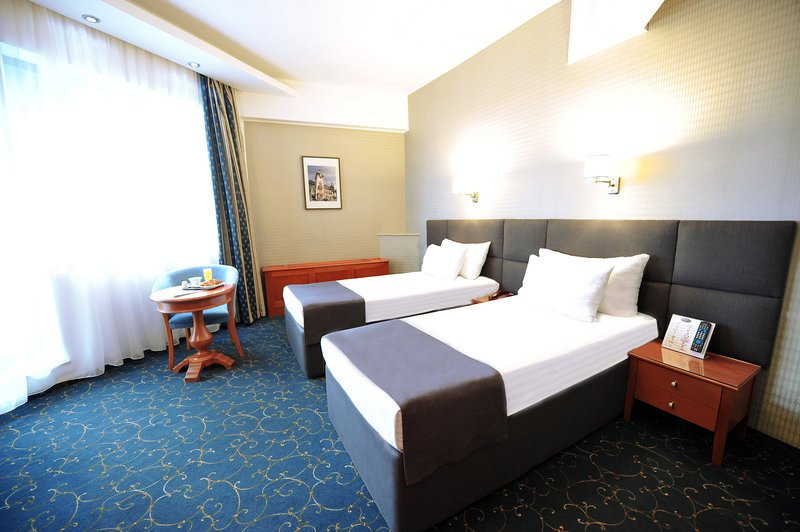 水晶宫酒店主图