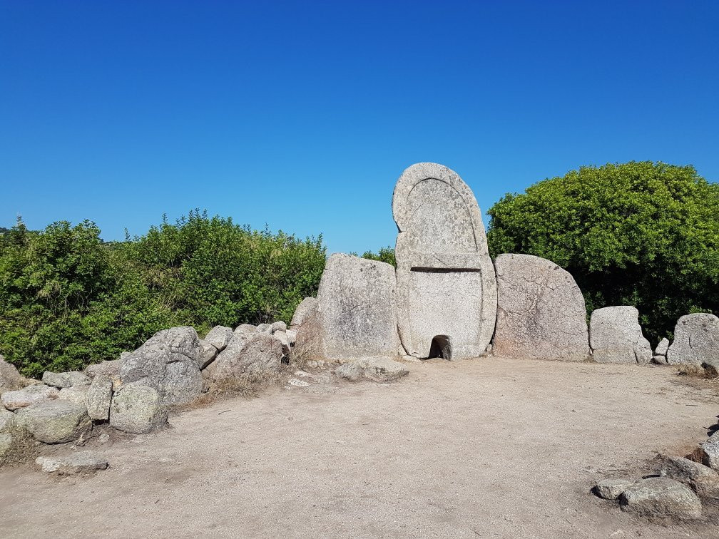 Tomba dei Giganti S'Ena e Thomes景点图片