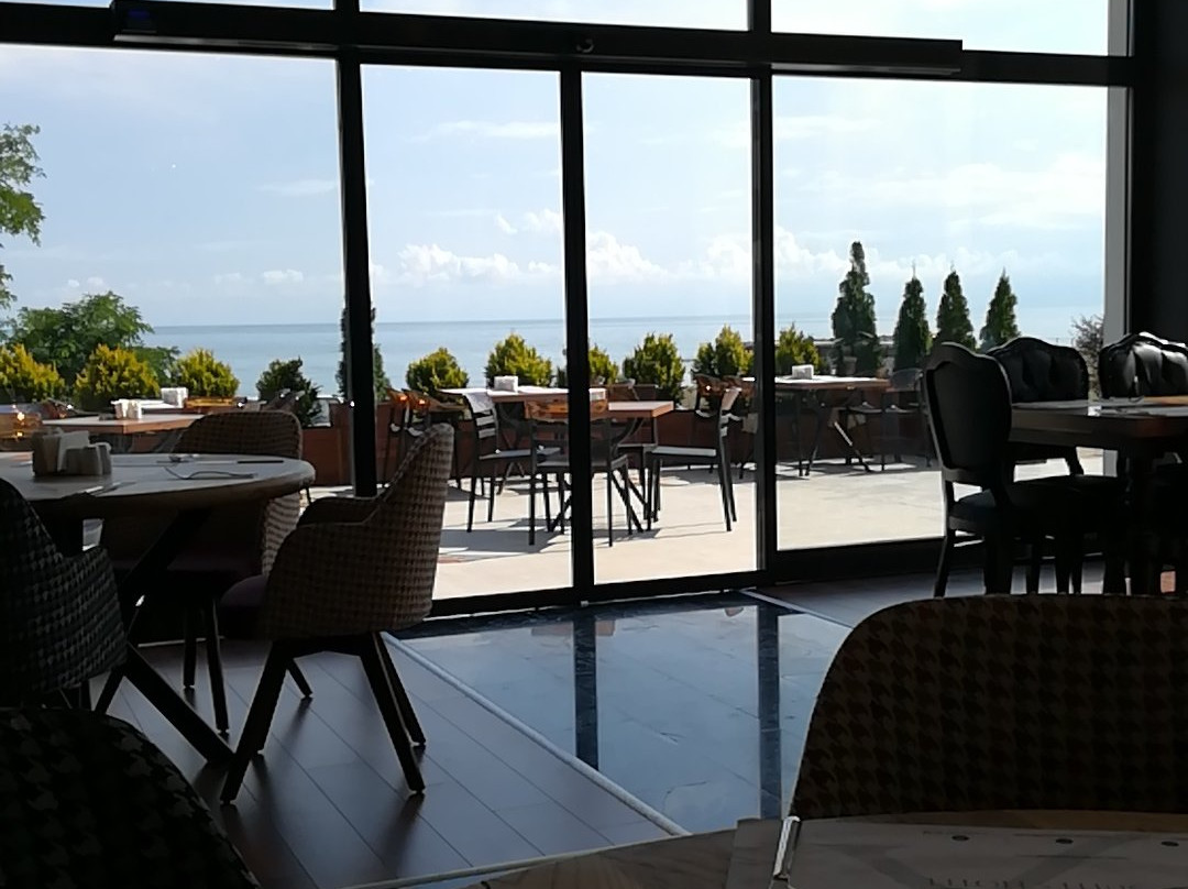 Royal Axis Suites Hotel主图
