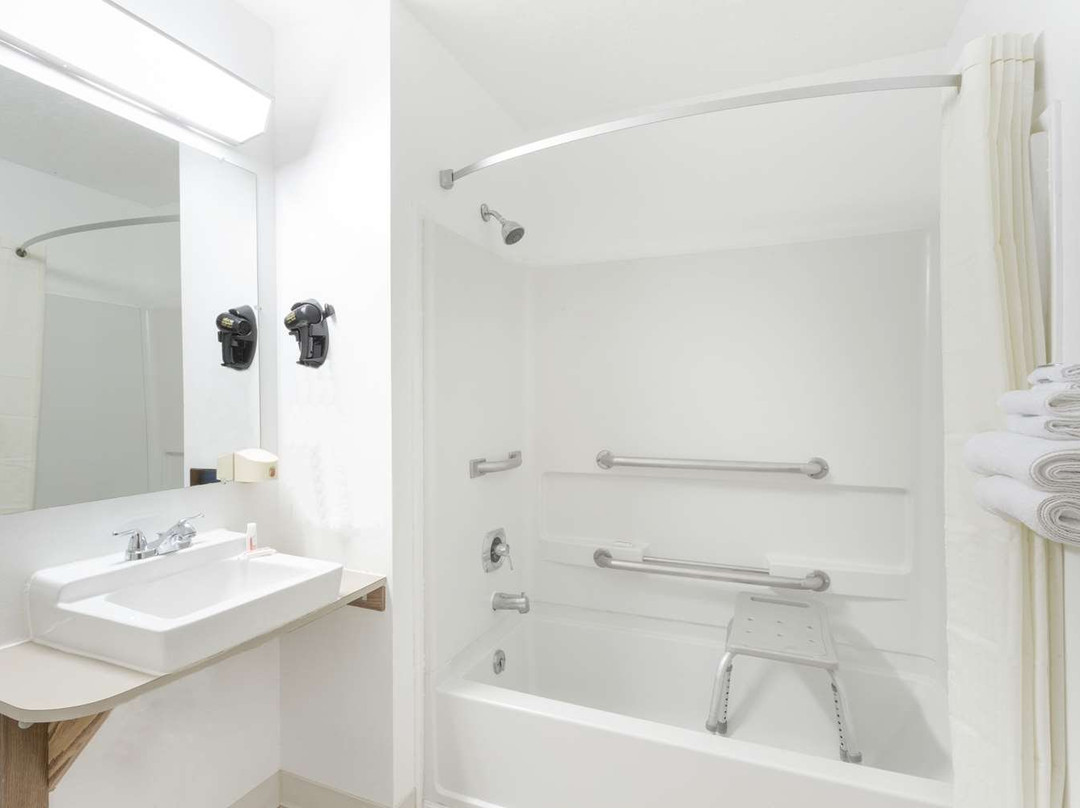 Super 8 by Wyndham Logan主图