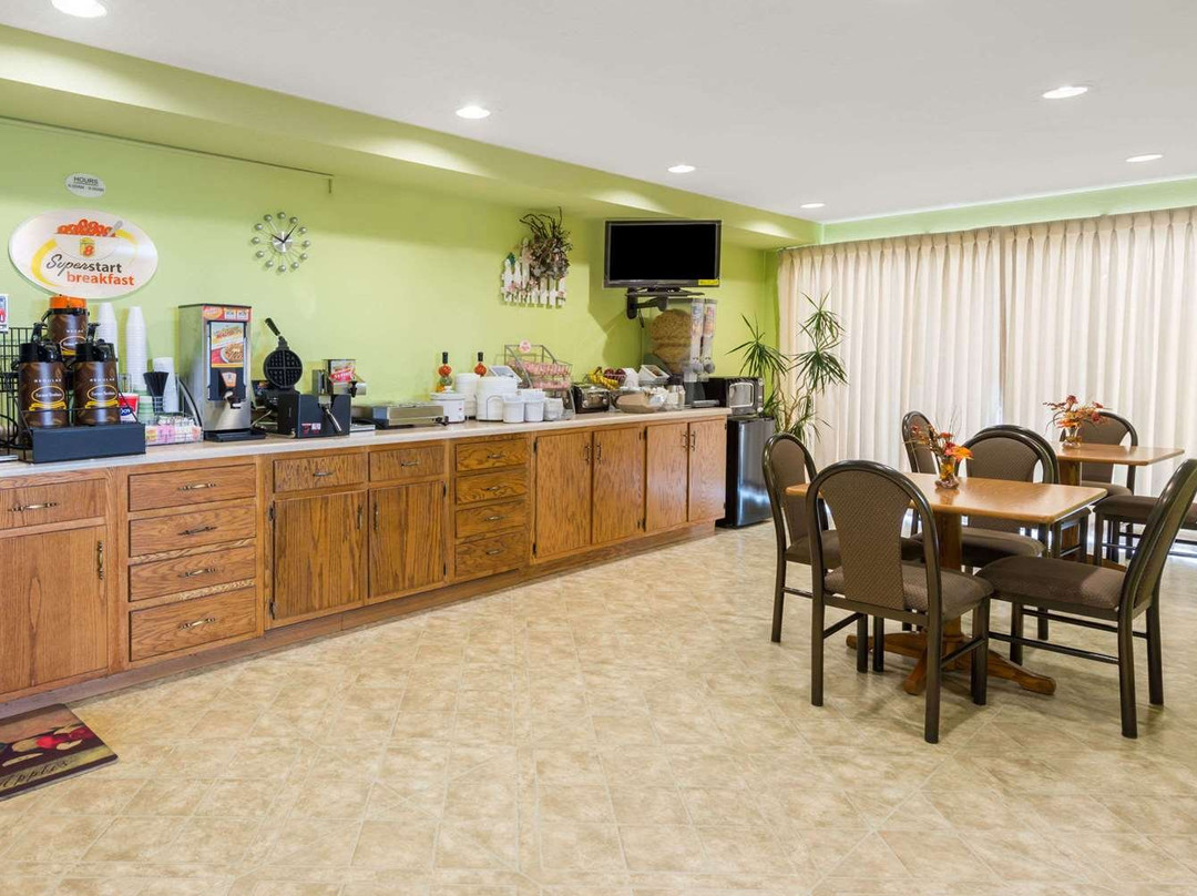 Super 8 by Wyndham Staunton主图