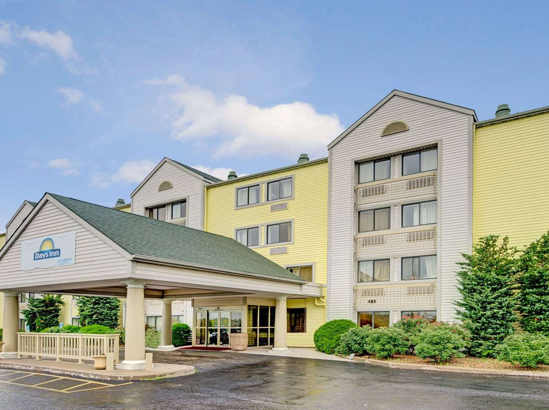 Days Inn & Suites By Wyndham Kansas City South主图