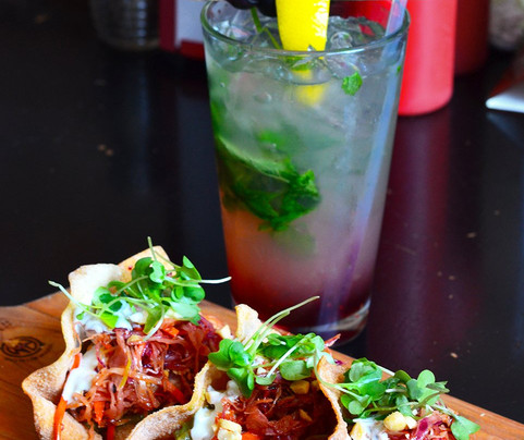 Stray Dog Restaurant & Bar主图