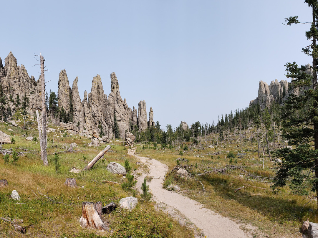 Cathedral Spires Hiking Trail景点图片