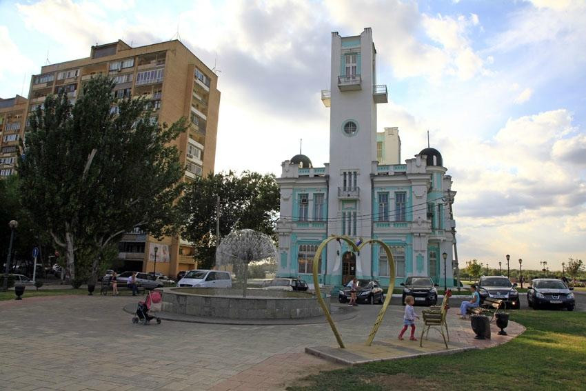 Sculpture Lovebirds Bench-阿斯特拉罕必去景点