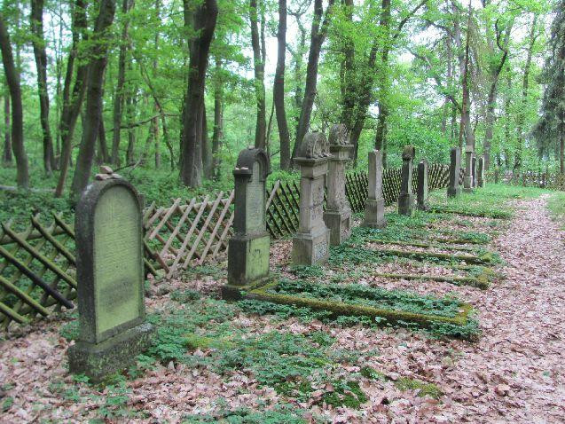 Judischer Friedhof-Rhens必去景点