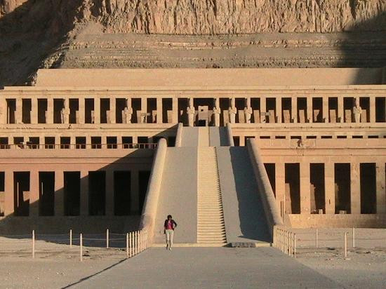 巴哈瑞哈特谢普苏特神殿-卢克索必去景点