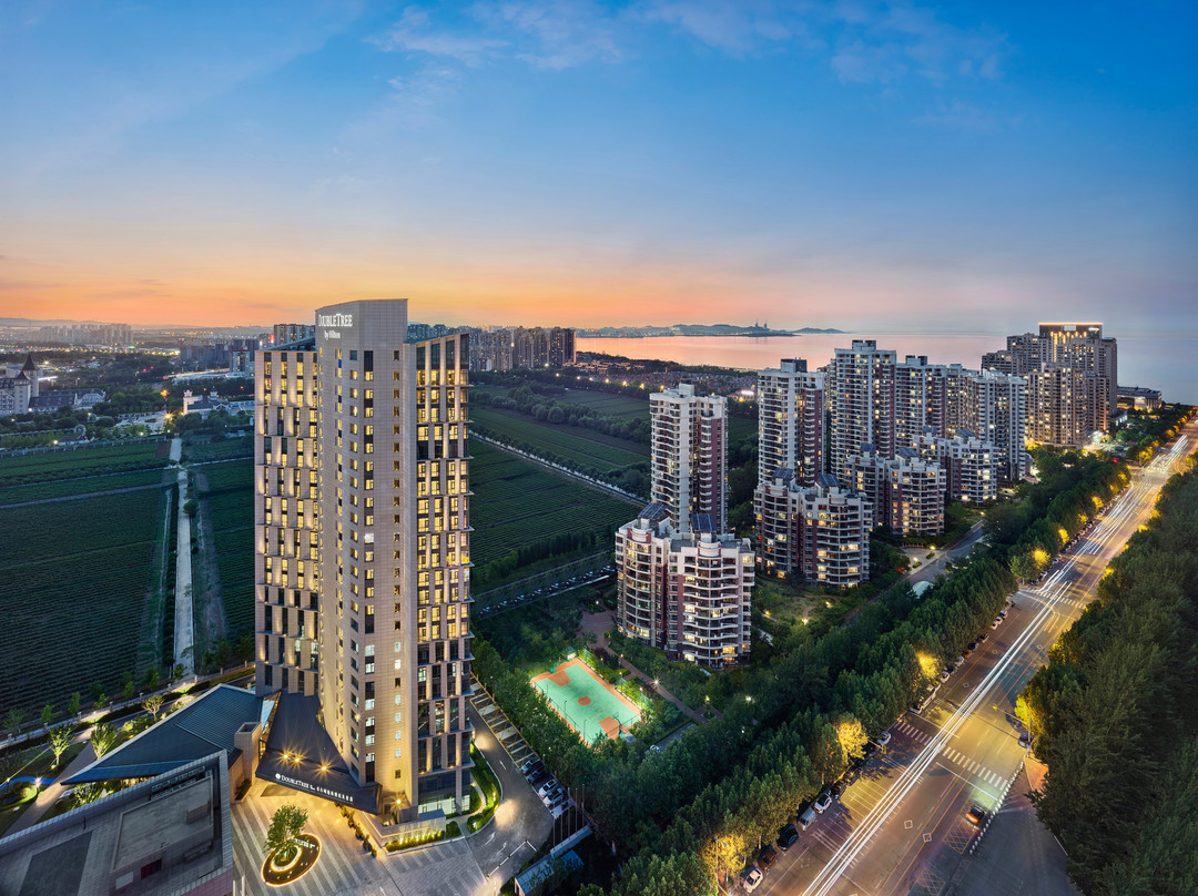 烟台金海岸希尔顿逸林酒店及套房主图