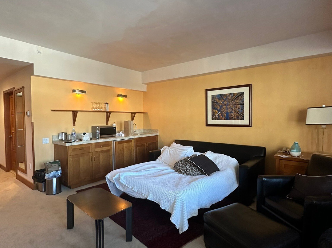 Camel's Garden Hotel & Condominiums主图