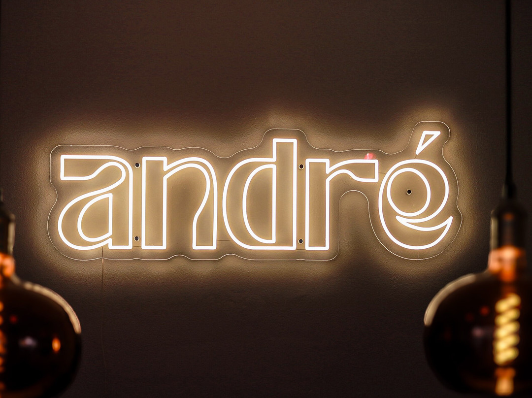 André