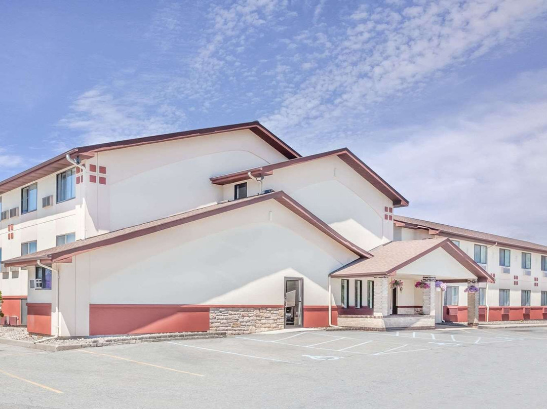 Super 8 by Wyndham Montgomery Maybrook