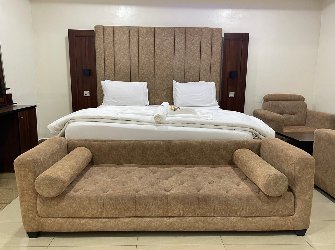 Precious Palm Royal Hotel主图