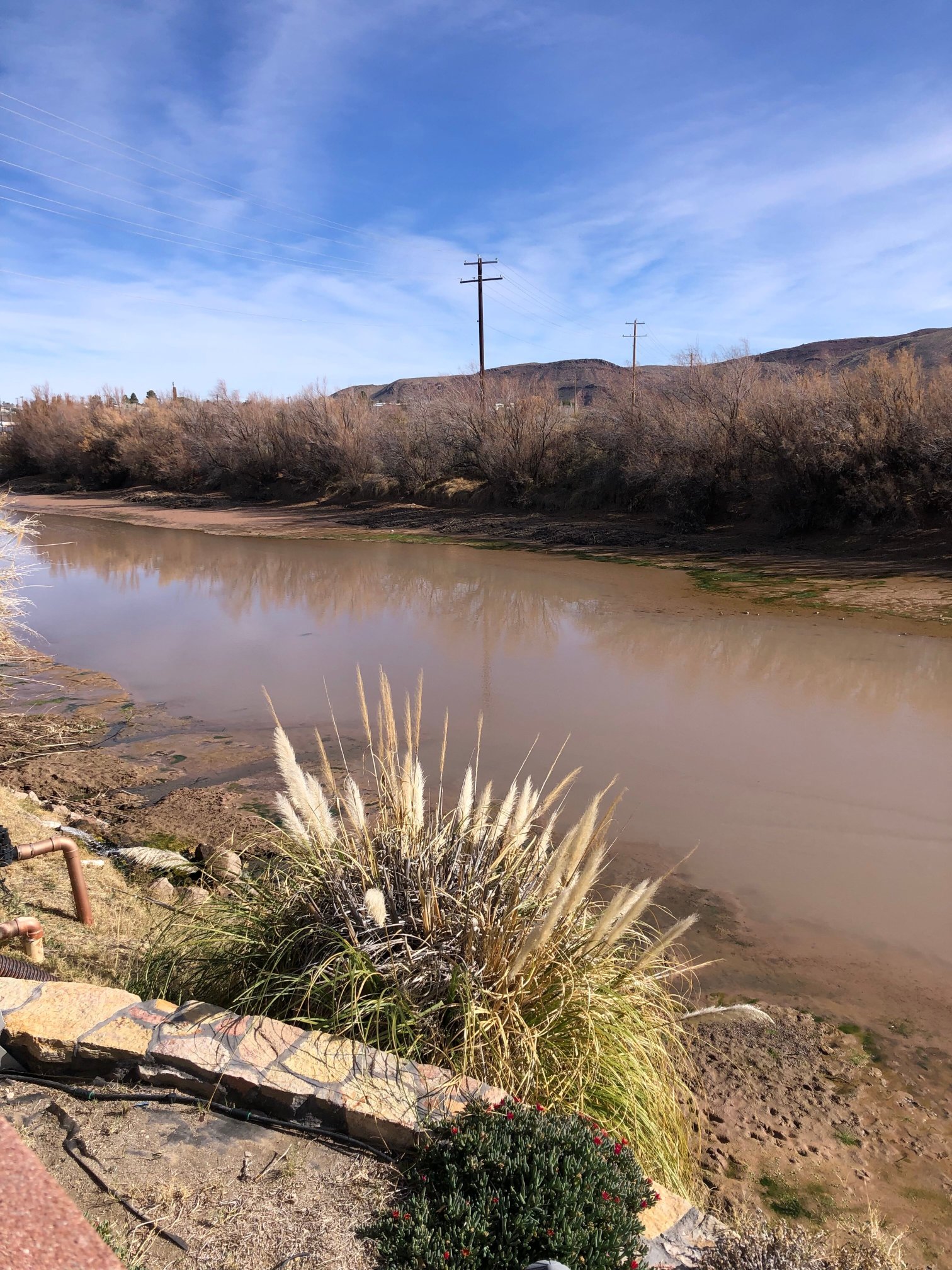 Riverbend Hot Springs-官方