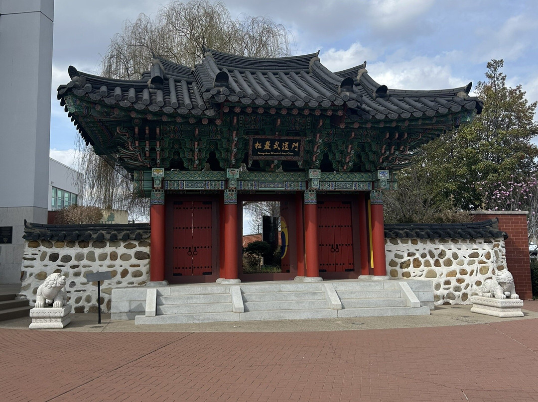 H.U. Lee International Gate and Garden-小石城必去景点