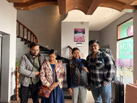 苏米特尔皇后庭院酒店主图