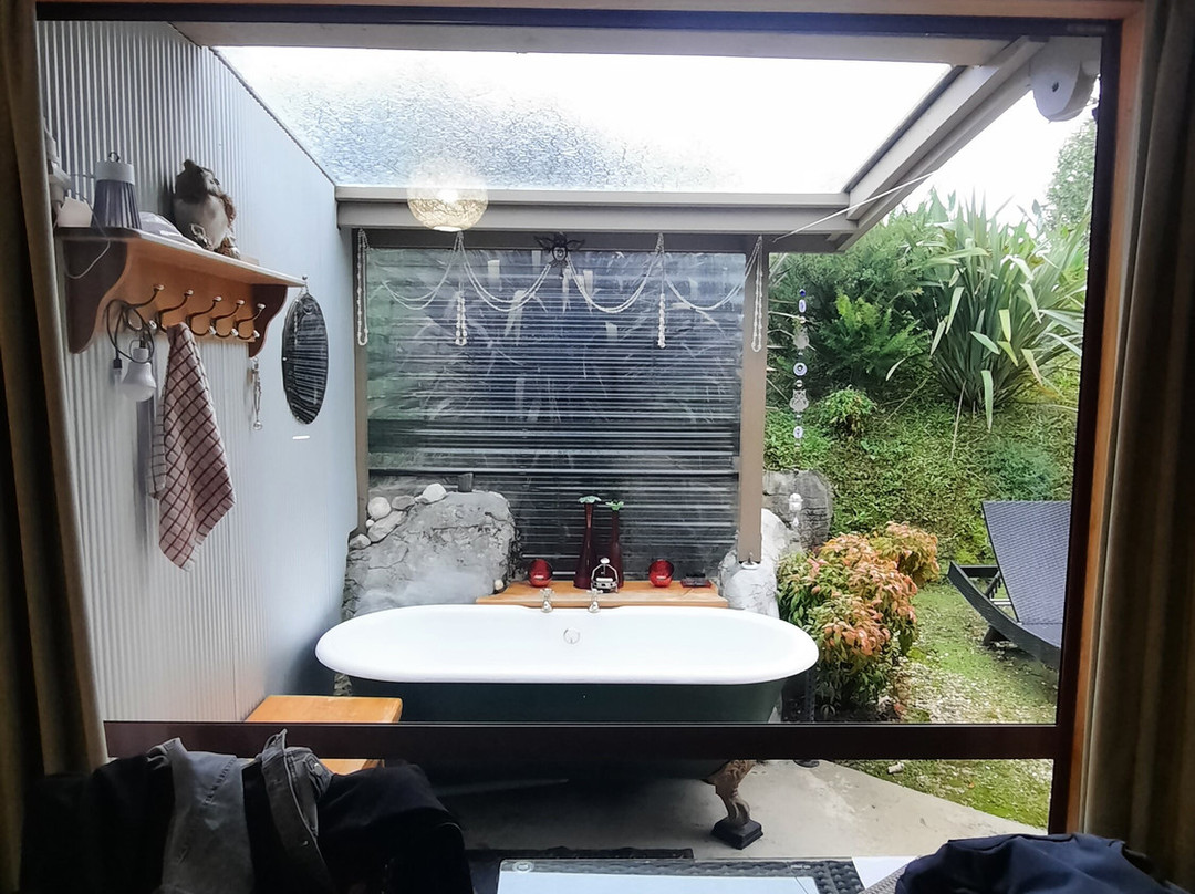 岩石小屋酒店主图