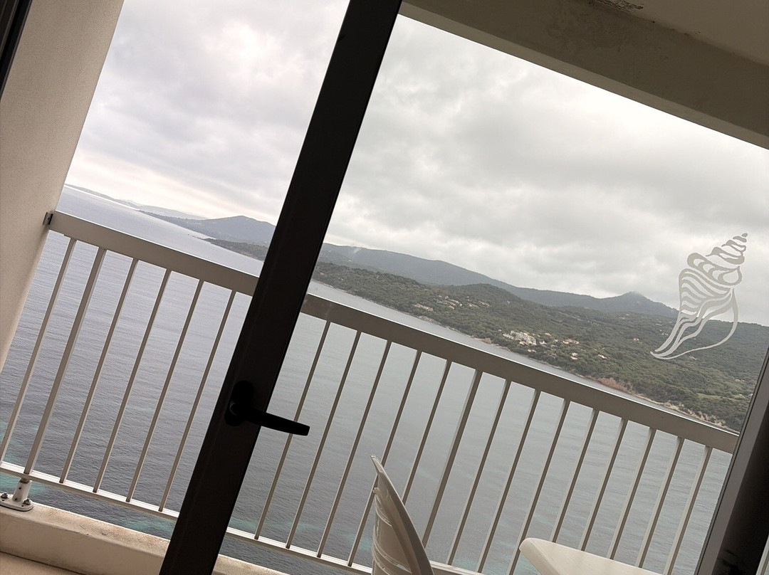 滨海岩石酒店主图