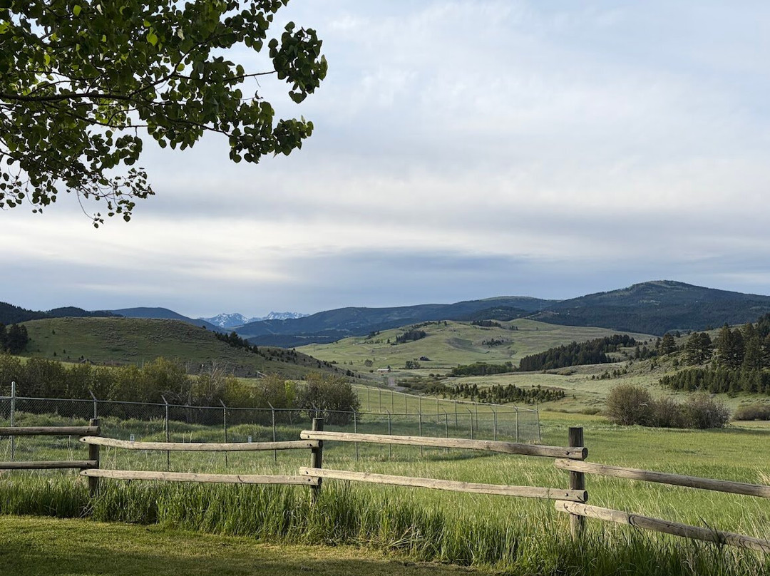 Howlers Inn Bed & Breakfast and Wolf Sanctuary主图