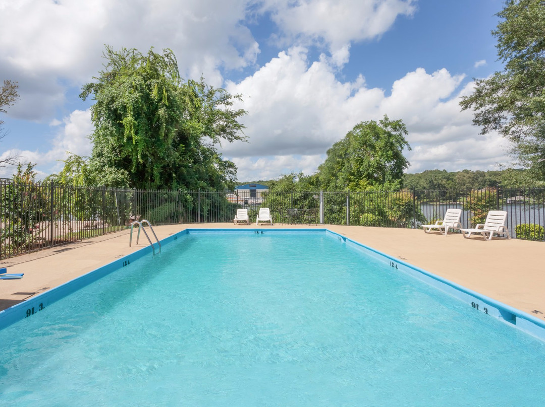 Lake View Inn & Suites