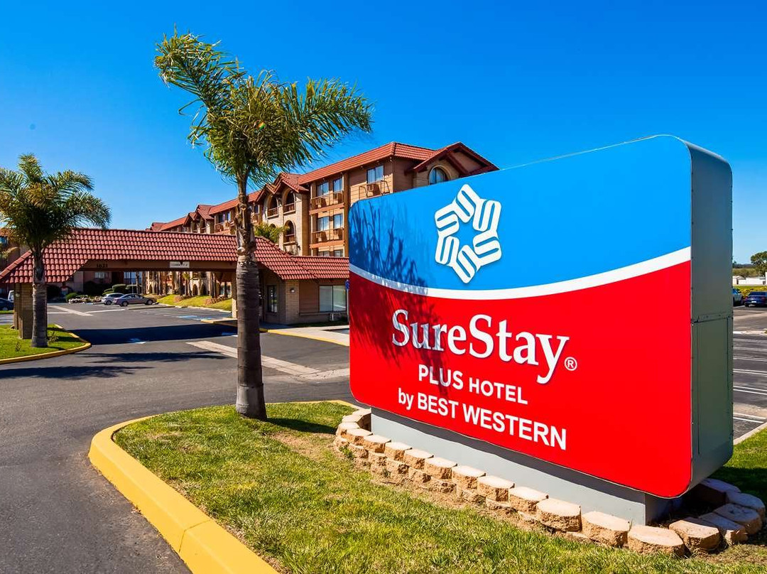 隆波克谷套房酒店主图